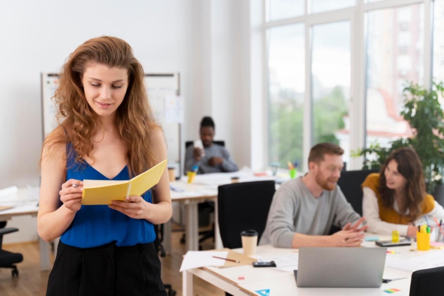Profesionales trabajando en análisis financiero colaborativo