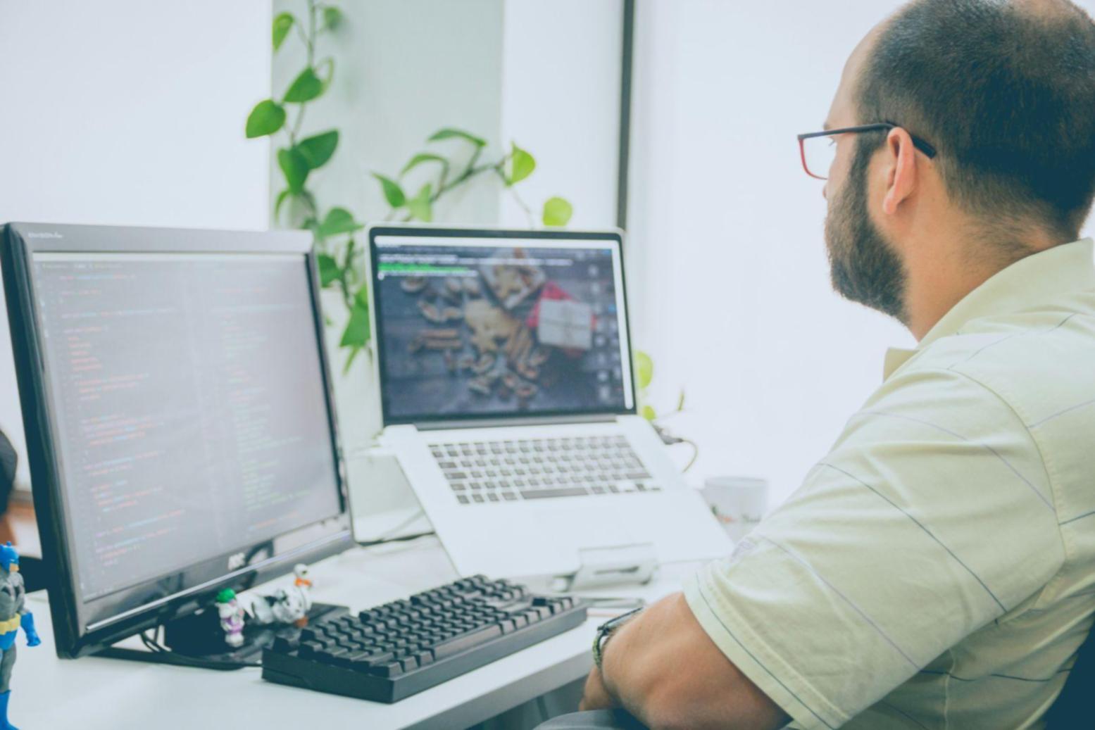Espacio de trabajo moderno con múltiples pantallas mostrando análisis financieros