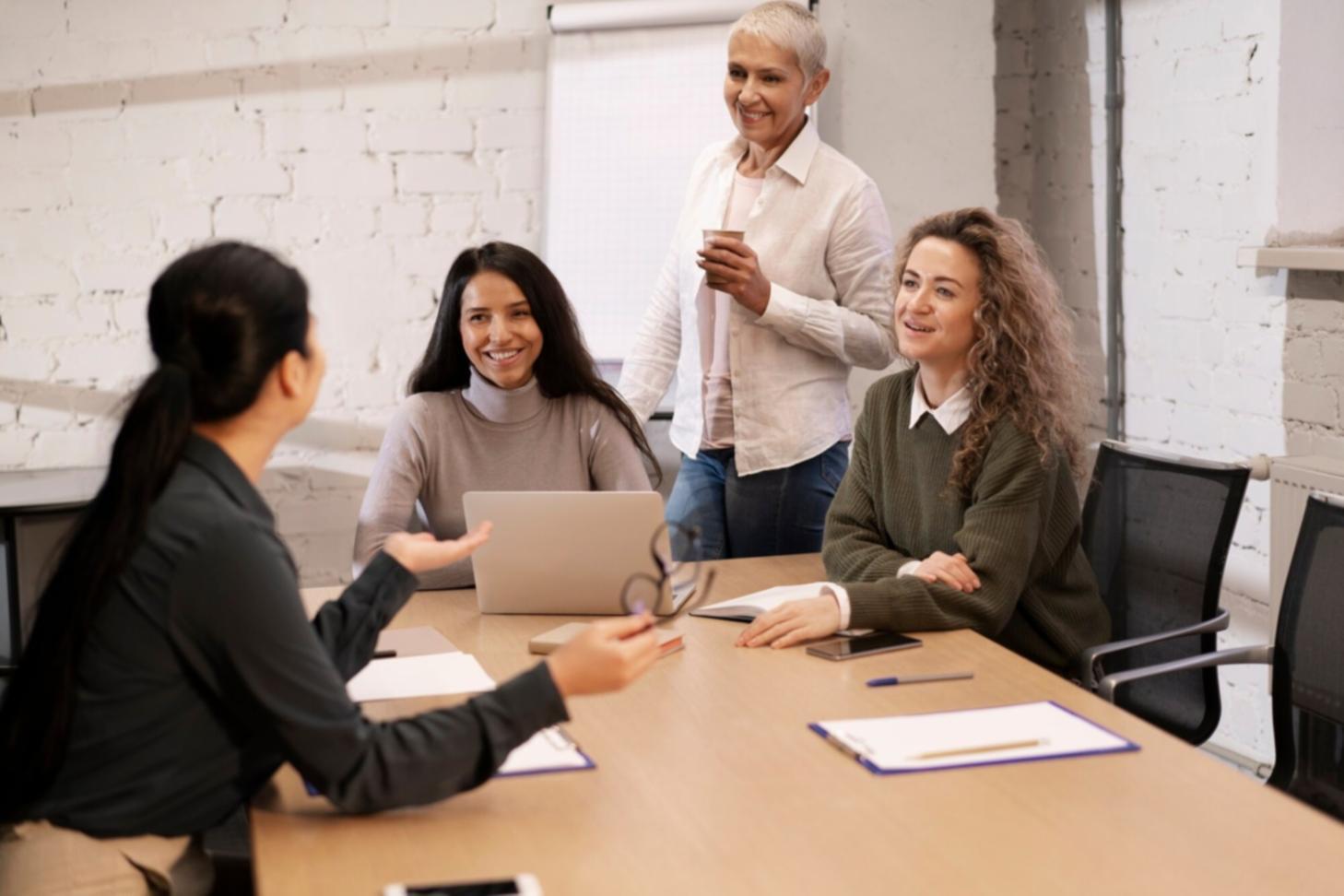 Consultoría financiera personalizada - equipo trabajando en análisis financiero